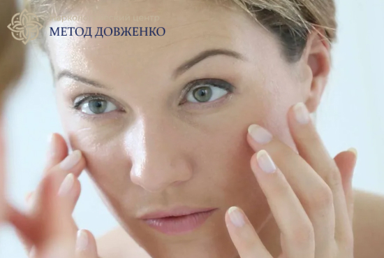 Женщина смотрит в зеркало