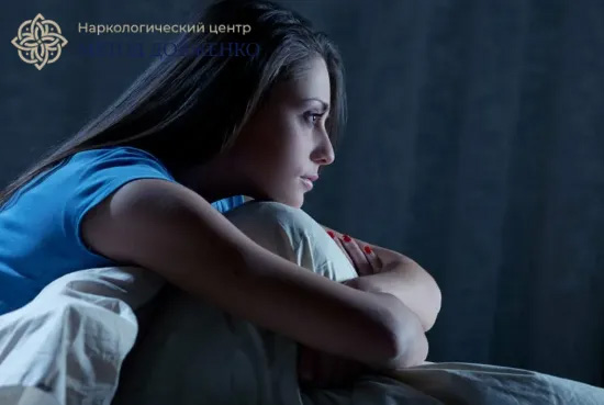 Девушка сидит на кровати