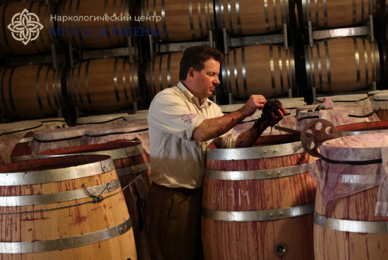 Мужчина с бочками вина