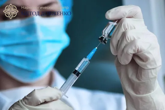 Врач со шприцом и ампулой