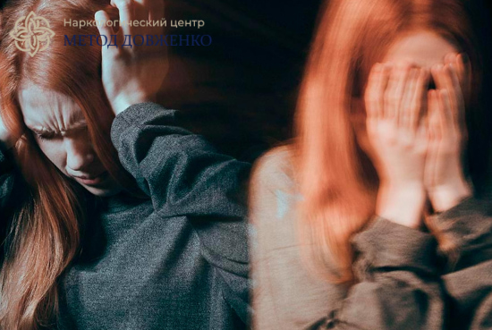 Женщина держится за голову