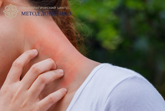 У женщины чешется шея